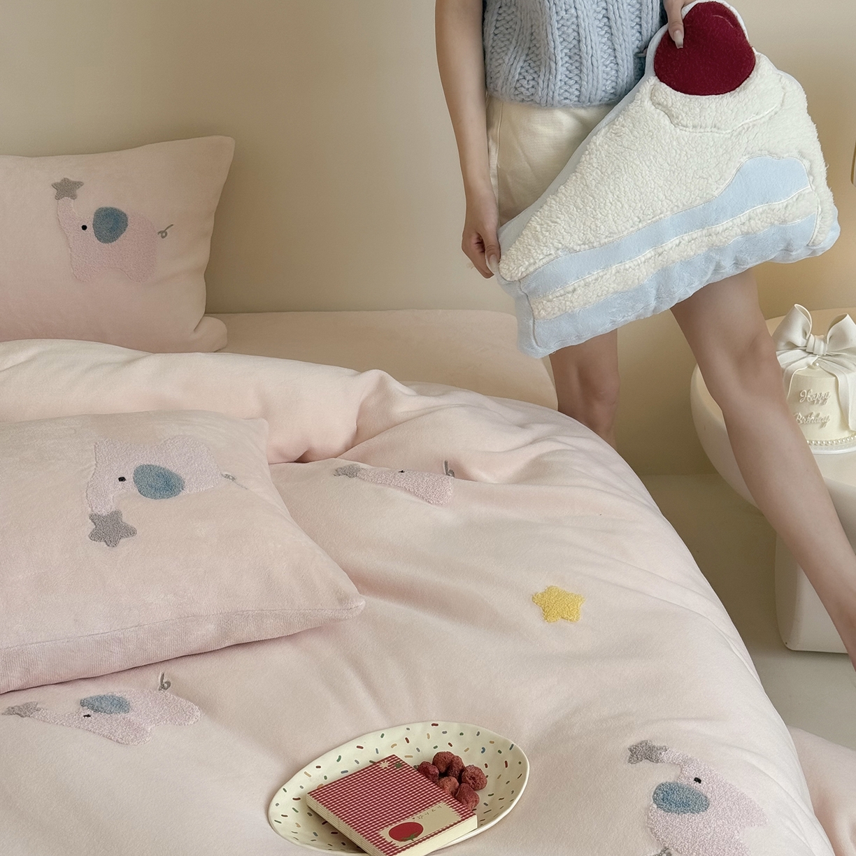 91家纺网 家纺一手货源 找家纺 鹿班家居 2025新款冬季高克重牛奶绒毛巾绣系列四件套-粉红小象（标准会员-10元） 粉色