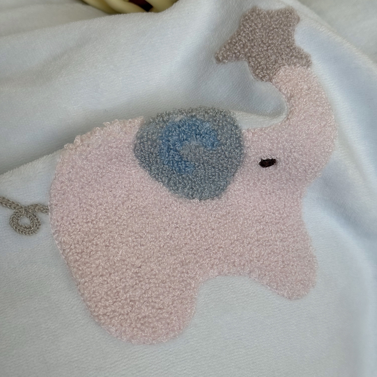 91家纺网 家纺一手货源 找家纺 鹿班家居 2025新款冬季高克重牛奶绒毛巾绣系列四件套-粉红小象（标准会员-10元） 蓝色