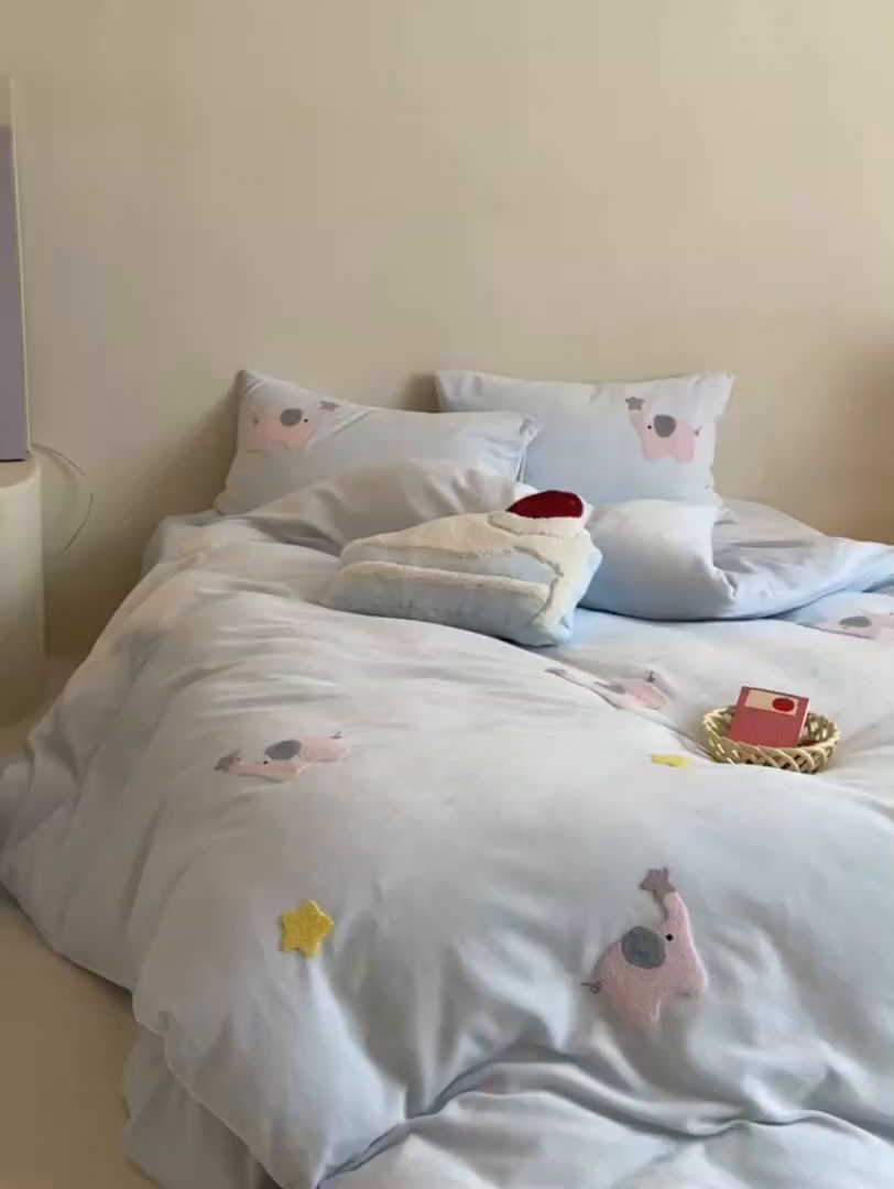 91家纺网 家纺一手货源 找家纺 鹿班家居 2025新款冬季高克重牛奶绒毛巾绣系列四件套-粉红小象（标准会员-10元） 蓝色