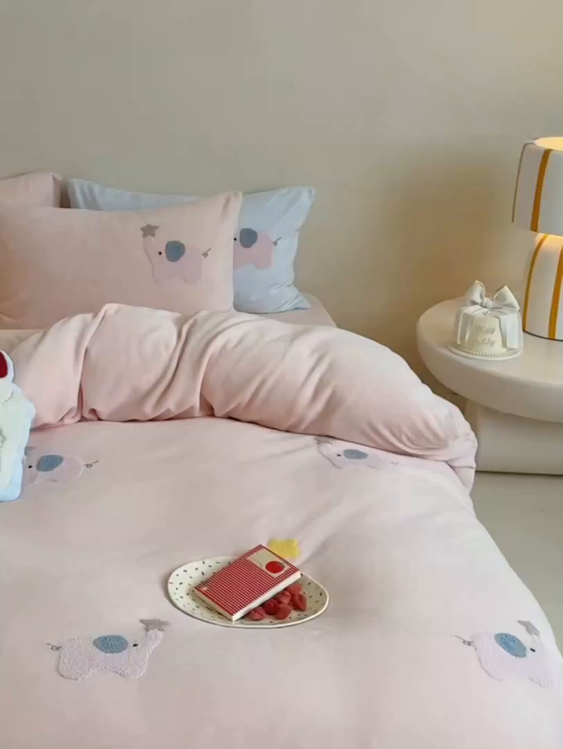 91家纺网 家纺一手货源 找家纺 （总）鹿班家居 2025新款冬季高克重牛奶绒毛巾绣系列四件套-粉红小象（标准会员-10元）