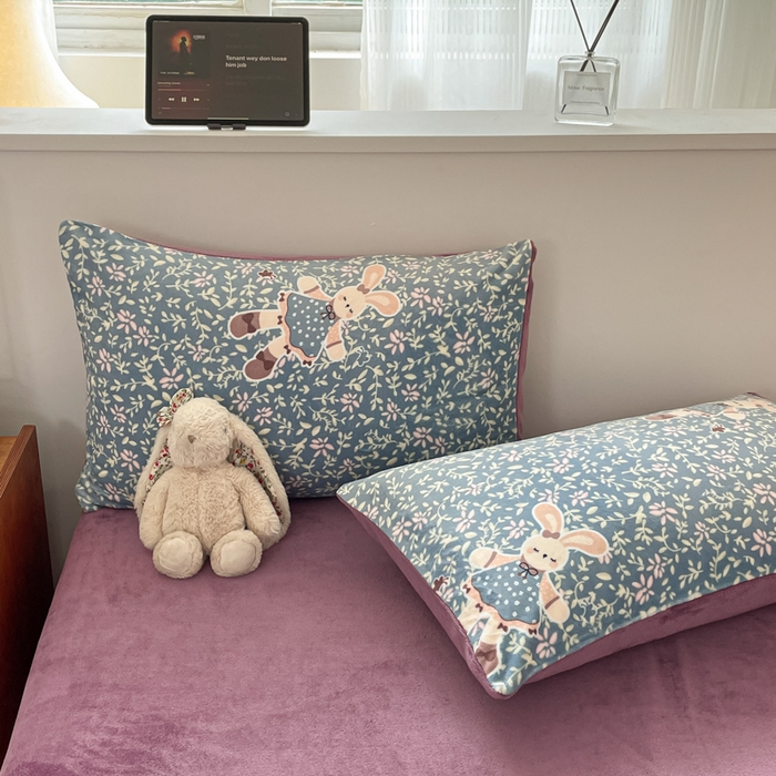 91家纺网 家纺一手货源 找家纺 玉海棠家纺 2025新款A类加厚牛奶绒印花四件套 背带兔