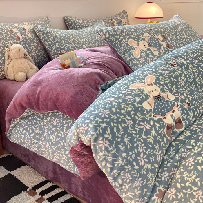 91家纺网 家纺一手货源 找家纺 玉海棠家纺 2025新款A类加厚牛奶绒印花四件套 背带兔