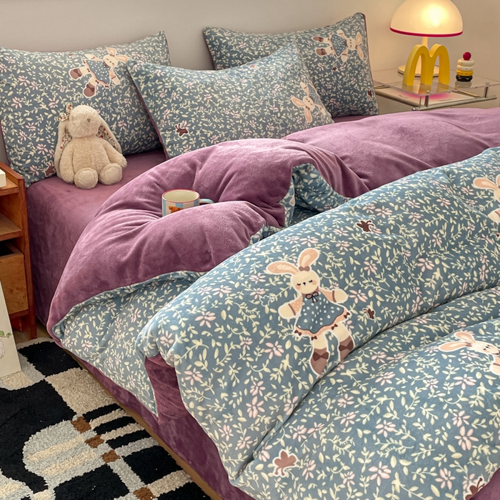 91家纺网 家纺一手货源 找家纺 玉海棠家纺 2025新款A类加厚牛奶绒印花四件套 背带兔