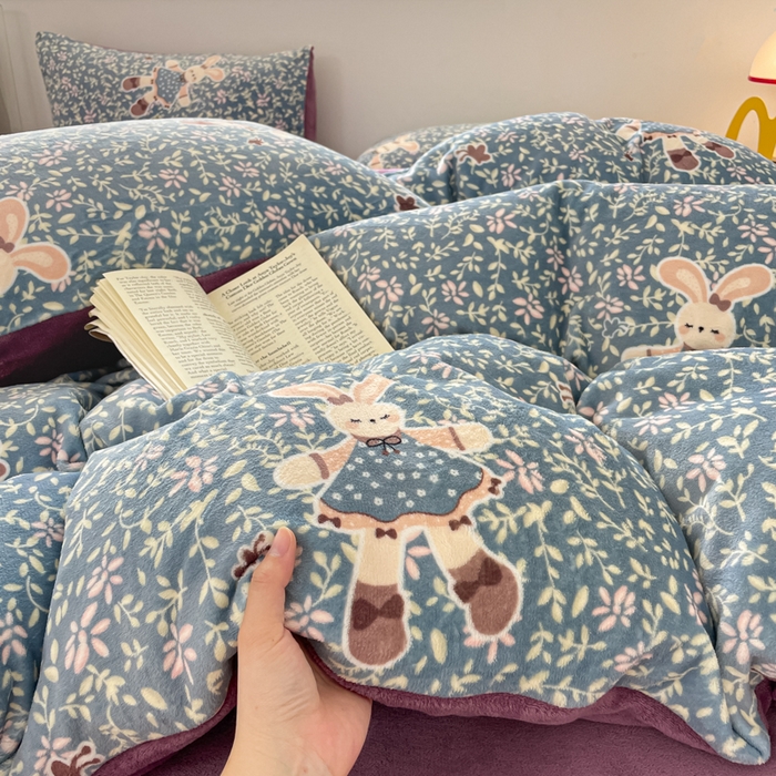 91家纺网 家纺一手货源 找家纺 玉海棠家纺 2025新款A类加厚牛奶绒印花四件套 背带兔