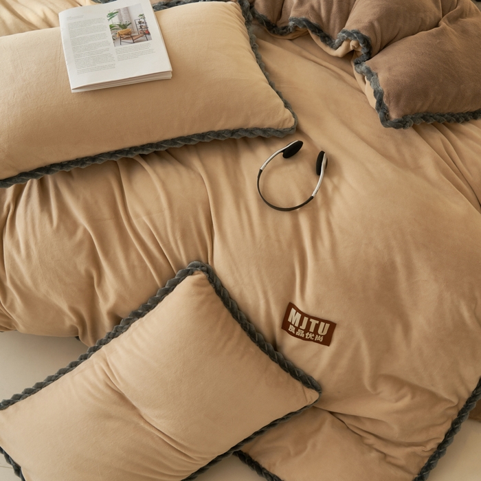 91家纺网 家纺一手货源 找家纺 （总）晨曦家纺 2025新款加厚高克重230克日系简约小包边牛奶绒单被套