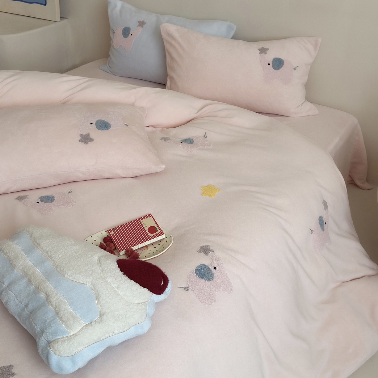 91家纺网 家纺一手货源 找家纺 鹿班家居 2025新款冬季高克重牛奶绒毛巾绣系列四件套-粉红小象（标准会员-10元） 粉色