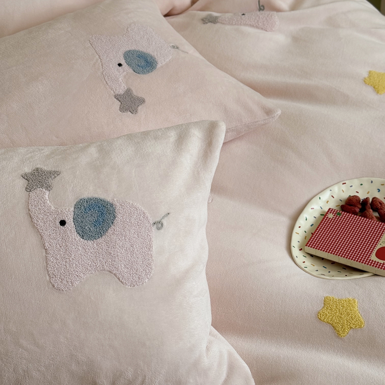 91家纺网 家纺一手货源 找家纺 鹿班家居 2025新款冬季高克重牛奶绒毛巾绣系列四件套-粉红小象（标准会员-10元） 粉色