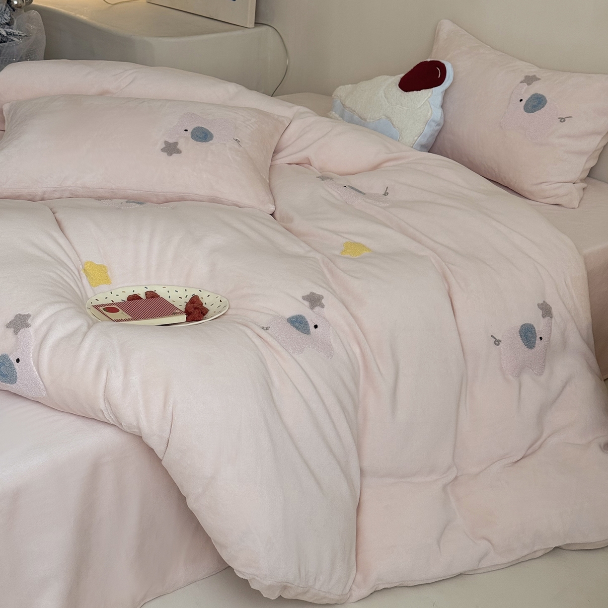 91家纺网 家纺一手货源 找家纺 鹿班家居 2025新款冬季高克重牛奶绒毛巾绣系列四件套-粉红小象（标准会员-10元） 粉色