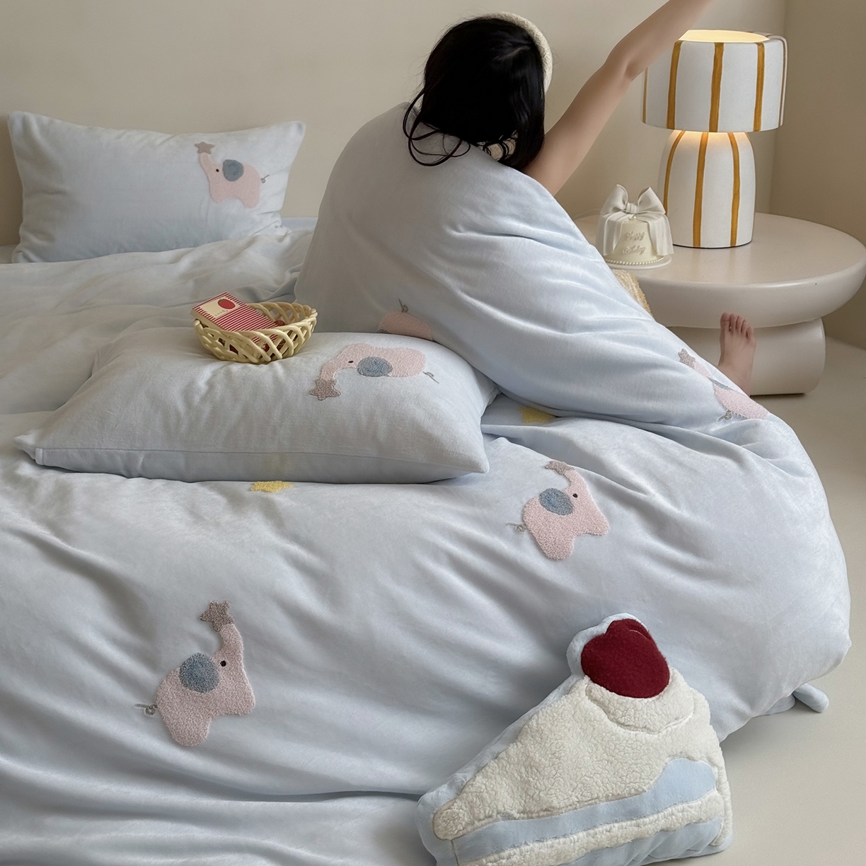 91家纺网 家纺一手货源 找家纺 鹿班家居 2025新款冬季高克重牛奶绒毛巾绣系列四件套-粉红小象（标准会员-10元） 蓝色