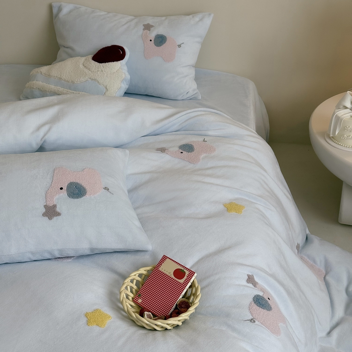 91家纺网 家纺一手货源 找家纺 鹿班家居 2025新款冬季高克重牛奶绒毛巾绣系列四件套-粉红小象（标准会员-10元） 蓝色