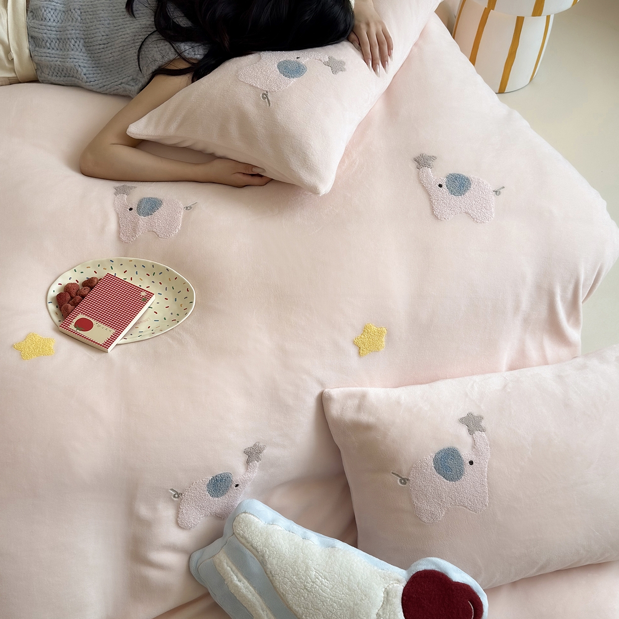 91家纺网 家纺一手货源 找家纺 鹿班家居 2025新款冬季高克重牛奶绒毛巾绣系列四件套-粉红小象（标准会员-10元） 粉色