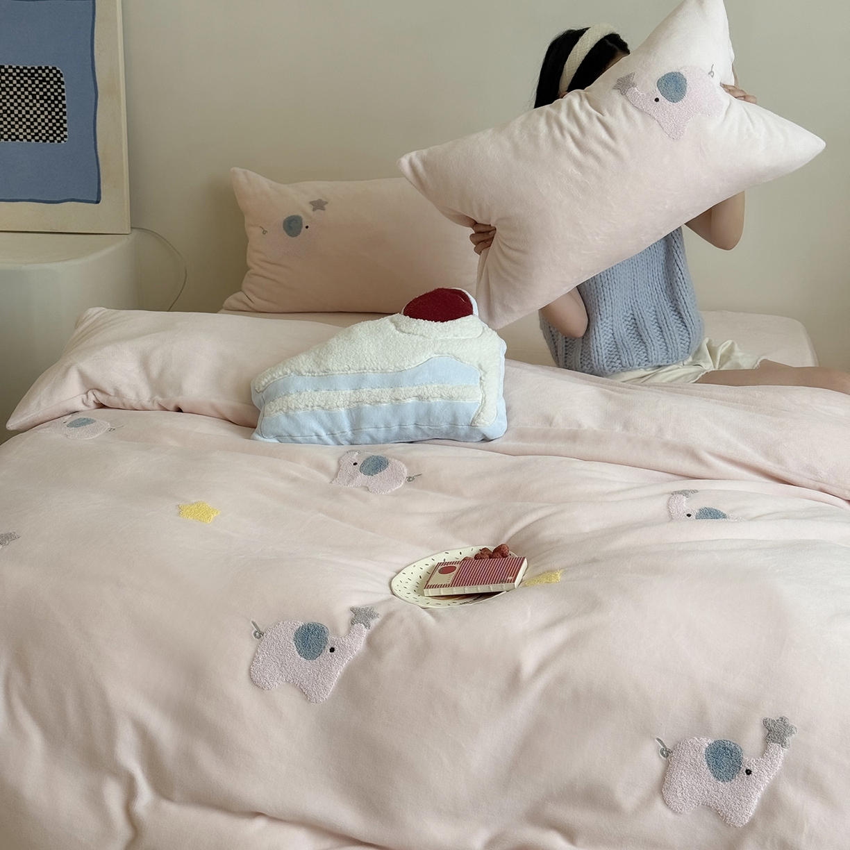 91家纺网 家纺一手货源 找家纺 鹿班家居 2025新款冬季高克重牛奶绒毛巾绣系列四件套-粉红小象（标准会员-10元） 粉色