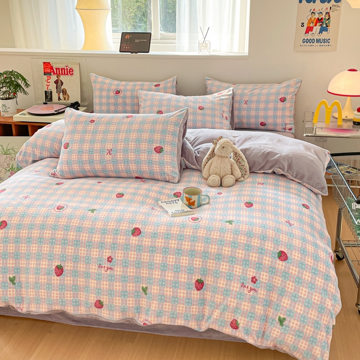 91家纺网 家纺一手货源 找家纺 玉海棠家纺 2025新款A类加厚牛奶绒印花四件套 草莓软心