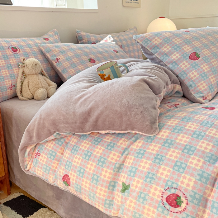 91家纺网 家纺一手货源 找家纺 玉海棠家纺 2025新款A类加厚牛奶绒印花四件套 草莓软心