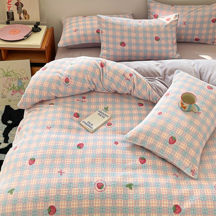 91家纺网 家纺一手货源 找家纺 玉海棠家纺 2025新款A类加厚牛奶绒印花四件套 草莓软心