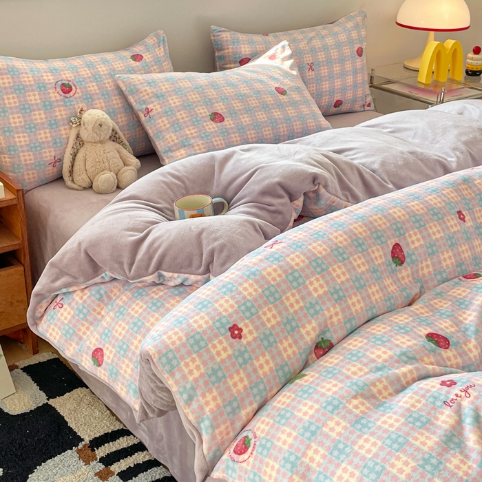 91家纺网 家纺一手货源 找家纺 玉海棠家纺 2025新款A类加厚牛奶绒印花四件套 草莓软心