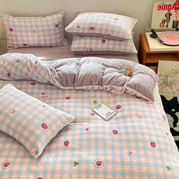 91家纺网 家纺一手货源 找家纺 玉海棠家纺 2025新款A类加厚牛奶绒印花四件套 草莓软心