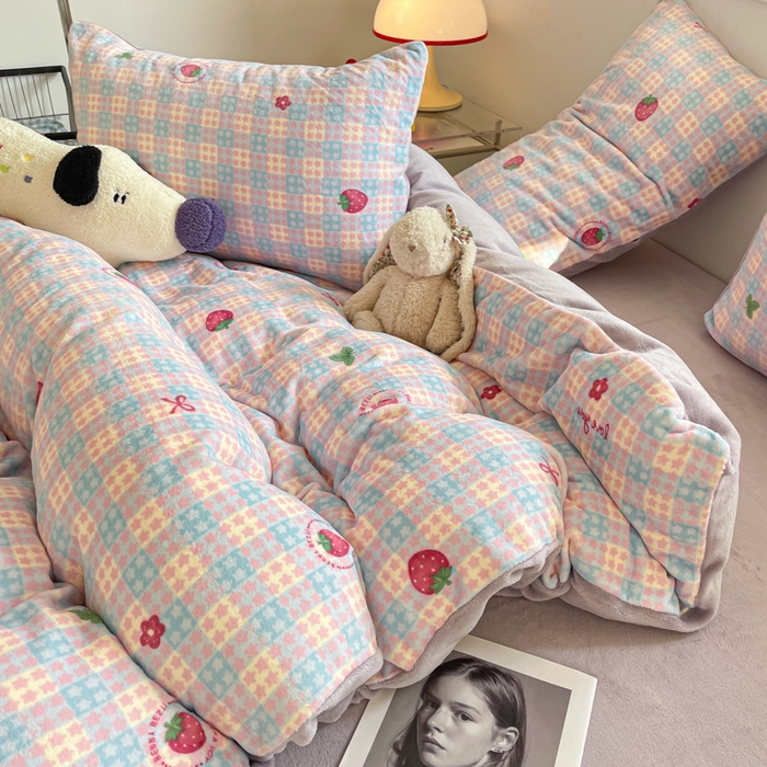 91家纺网 家纺一手货源 找家纺 玉海棠家纺 2025新款A类加厚牛奶绒印花四件套 草莓软心