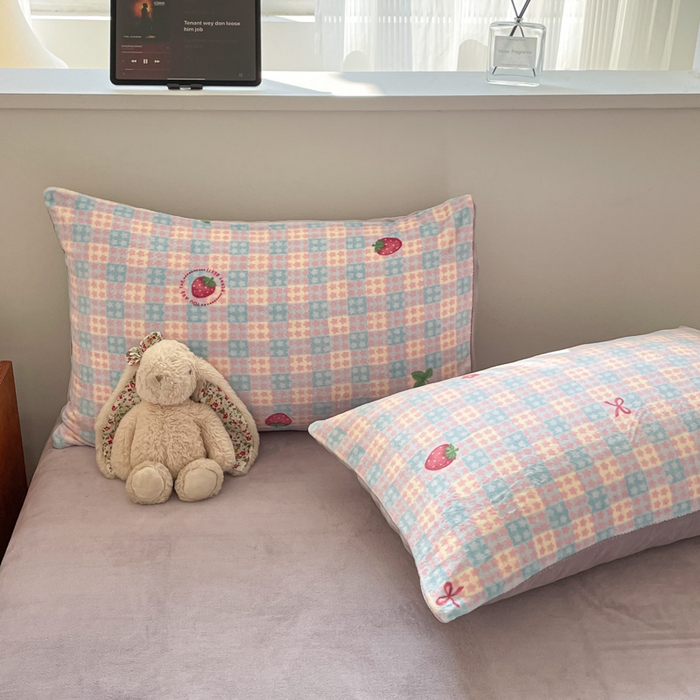 91家纺网 家纺一手货源 找家纺 玉海棠家纺 2025新款A类加厚牛奶绒印花四件套 草莓软心