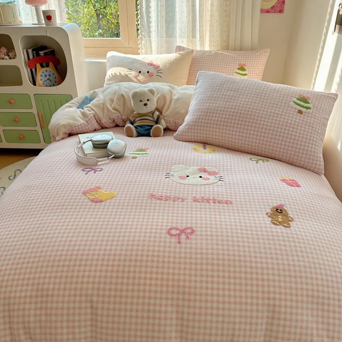 91家纺网 家纺一手货源 找家纺 顾里家纺 2025新款圣诞猫咪毛巾绣牛奶绒套件 粉圣诞猫