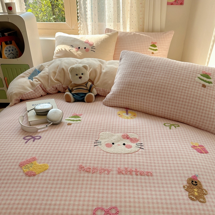 91家纺网 家纺一手货源 找家纺 顾里家纺 2025新款圣诞猫咪毛巾绣牛奶绒套件 粉圣诞猫