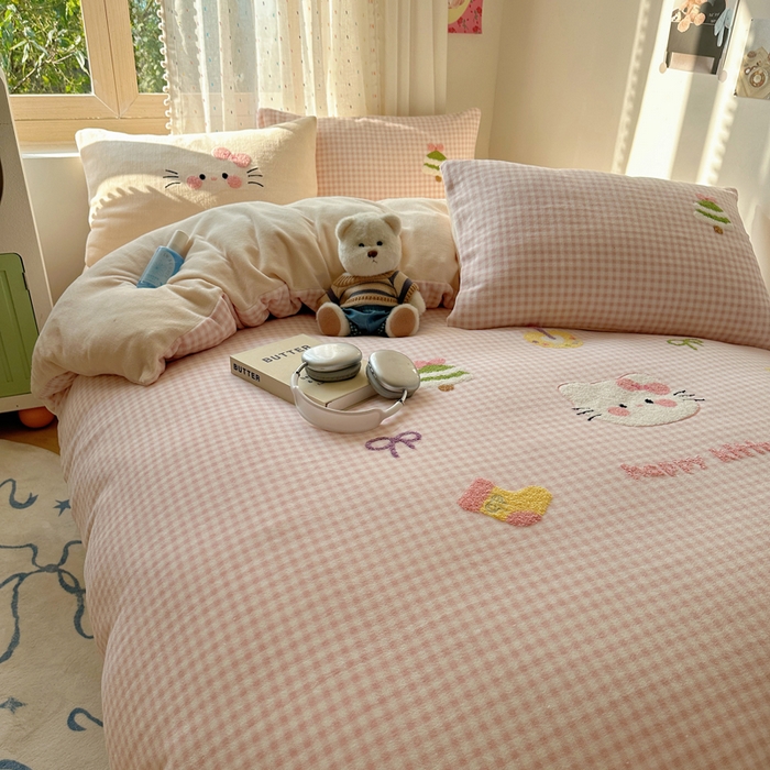 91家纺网 家纺一手货源 找家纺 顾里家纺 2025新款圣诞猫咪毛巾绣牛奶绒套件 粉圣诞猫