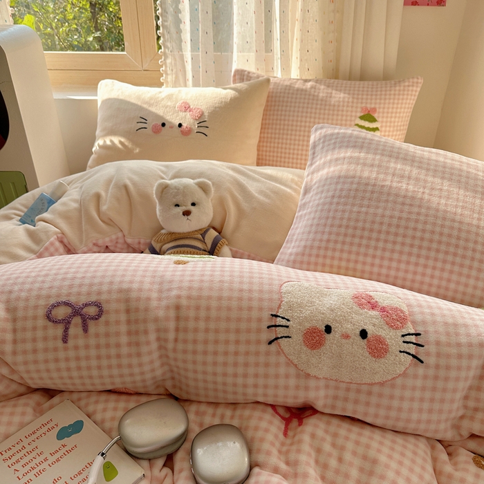 91家纺网 家纺一手货源 找家纺 顾里家纺 2025新款圣诞猫咪毛巾绣牛奶绒套件 粉圣诞猫