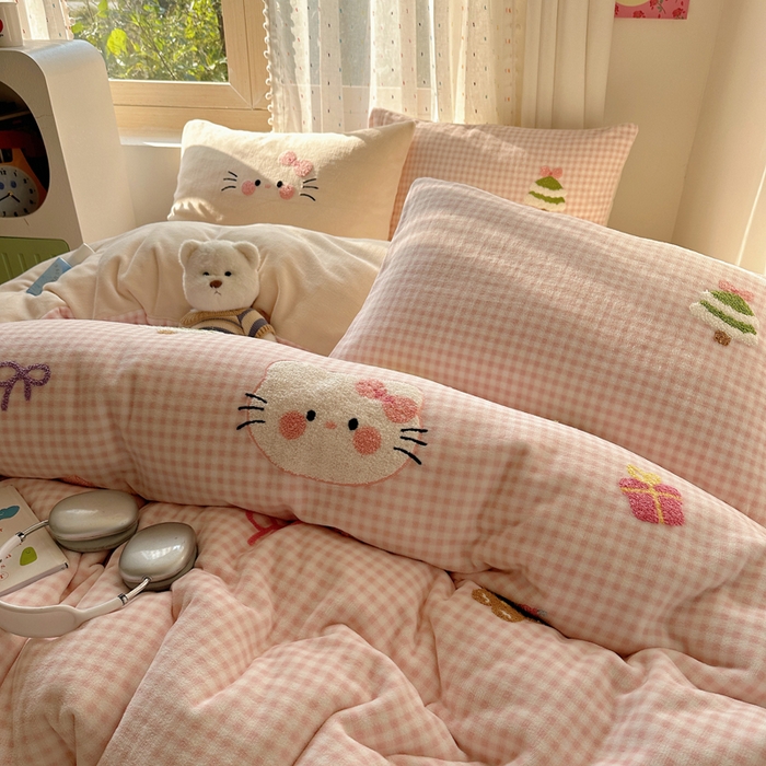 91家纺网 家纺一手货源 找家纺 顾里家纺 2025新款圣诞猫咪毛巾绣牛奶绒套件 粉圣诞猫