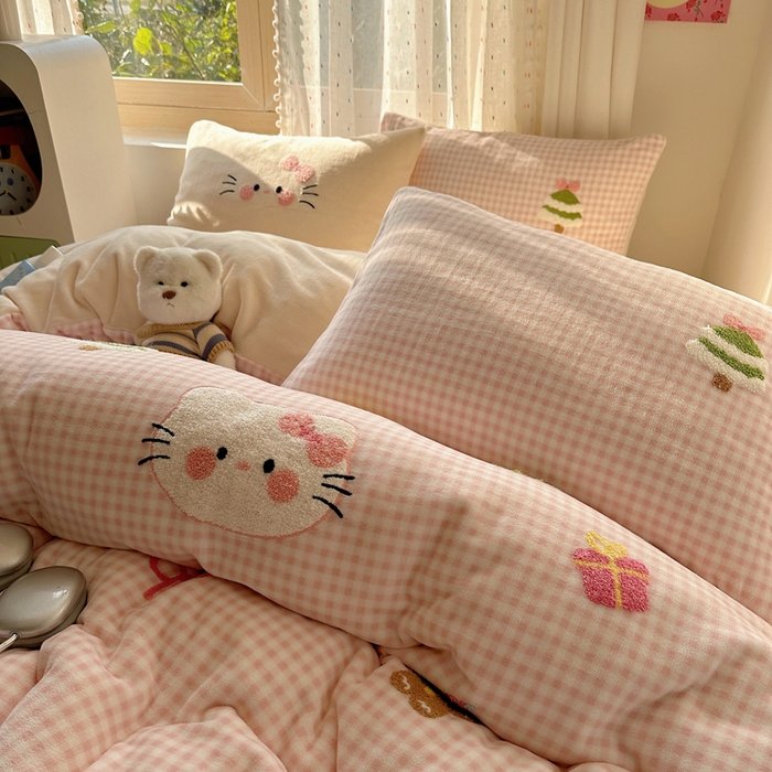 91家纺网 家纺一手货源 找家纺 顾里家纺 2025新款圣诞猫咪毛巾绣牛奶绒套件 粉圣诞猫