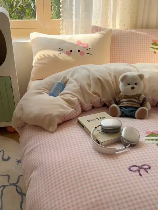 91家纺网 家纺一手货源 找家纺 顾里家纺 2025新款圣诞猫咪毛巾绣牛奶绒套件 粉圣诞猫