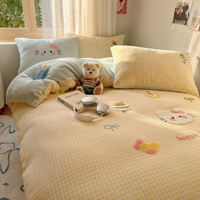 91家纺网 家纺一手货源 找家纺 顾里家纺 2025新款圣诞猫咪毛巾绣牛奶绒套件 黄圣诞猫