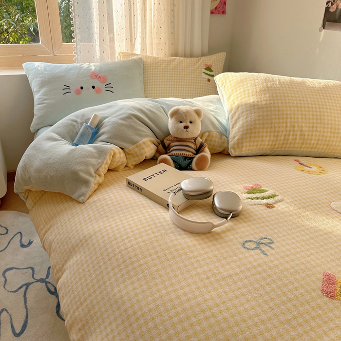 91家纺网 家纺一手货源 找家纺 顾里家纺 2025新款圣诞猫咪毛巾绣牛奶绒套件 黄圣诞猫