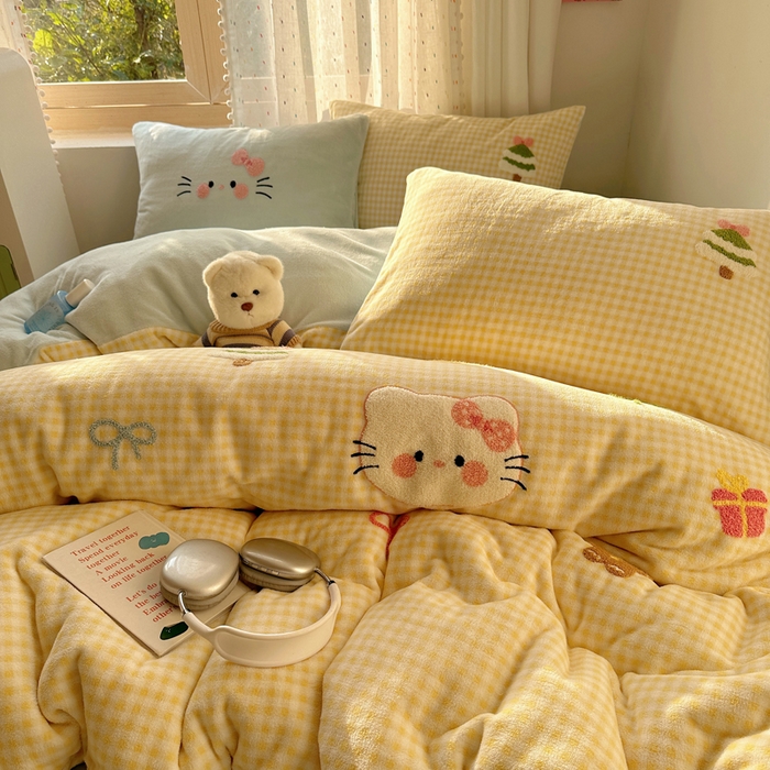 91家纺网 家纺一手货源 找家纺 顾里家纺 2025新款圣诞猫咪毛巾绣牛奶绒套件 黄圣诞猫