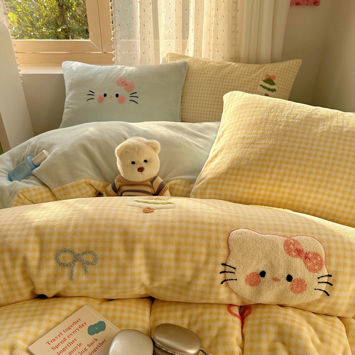 91家纺网 家纺一手货源 找家纺 顾里家纺 2025新款圣诞猫咪毛巾绣牛奶绒套件 黄圣诞猫