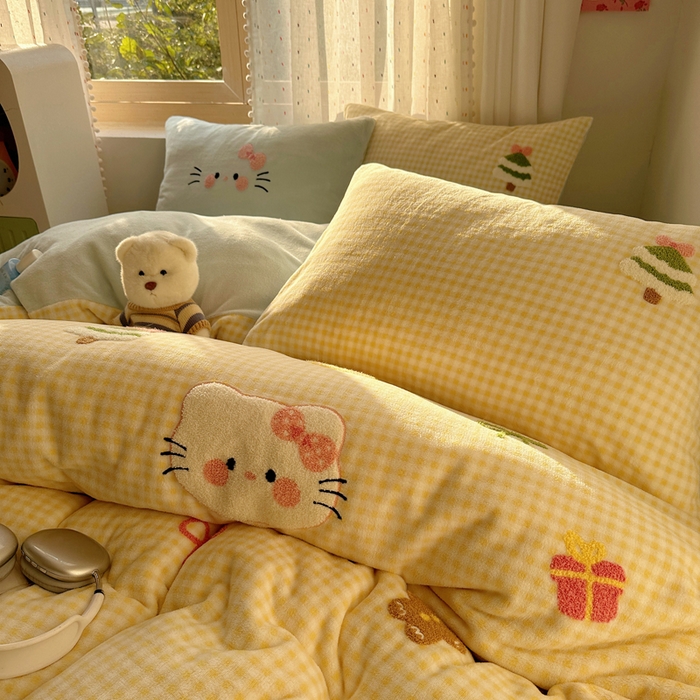 91家纺网 家纺一手货源 找家纺 顾里家纺 2025新款圣诞猫咪毛巾绣牛奶绒套件 黄圣诞猫