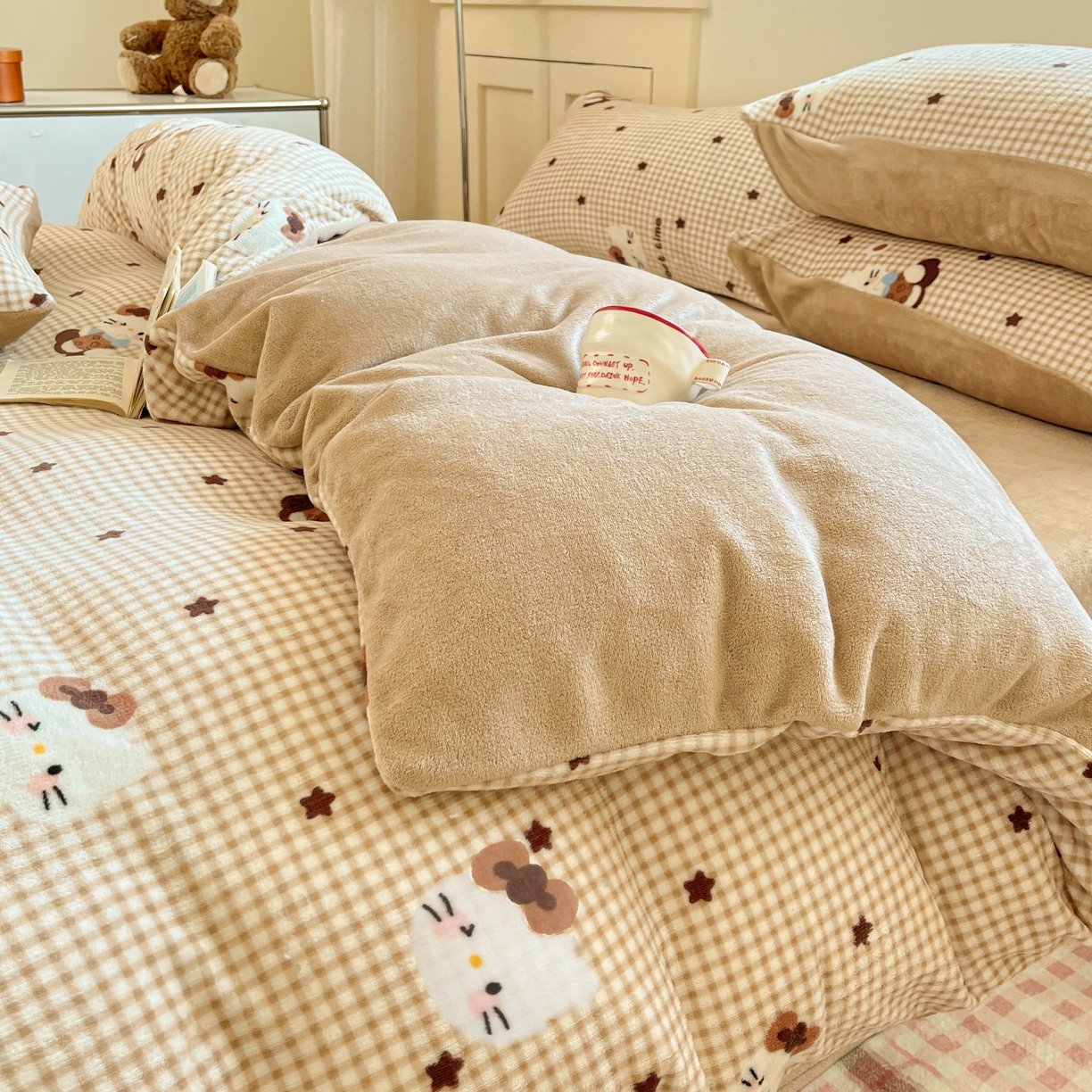 91家纺网 家纺一手货源 找家纺 玉海棠家纺 2025新款A类加厚牛奶绒印花四件套 可可猫星