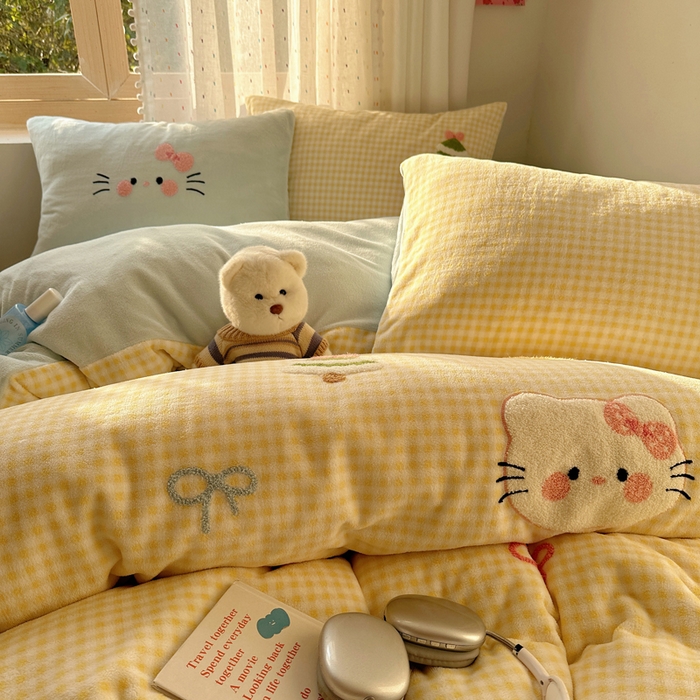 91家纺网 家纺一手货源 找家纺 顾里家纺 2025新款圣诞猫咪毛巾绣牛奶绒套件 黄圣诞猫