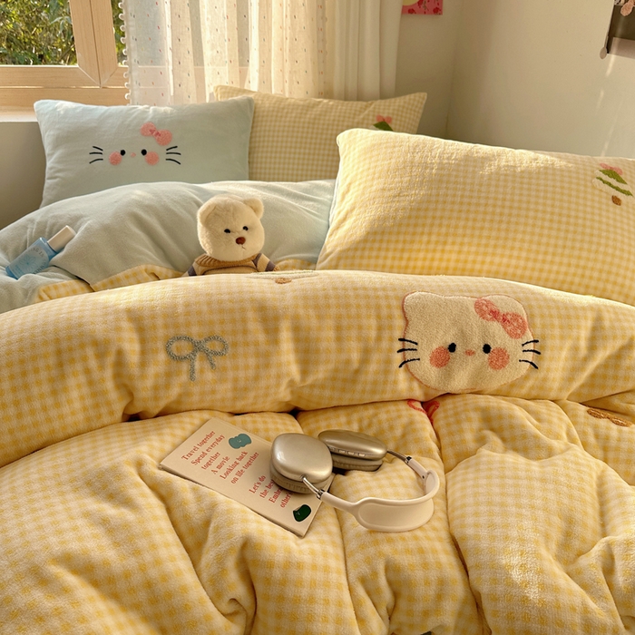 91家纺网 家纺一手货源 找家纺 顾里家纺 2025新款圣诞猫咪毛巾绣牛奶绒套件 黄圣诞猫