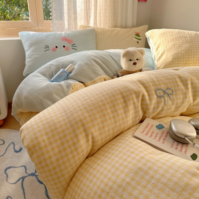 91家纺网 家纺一手货源 找家纺 顾里家纺 2025新款圣诞猫咪毛巾绣牛奶绒套件 黄圣诞猫