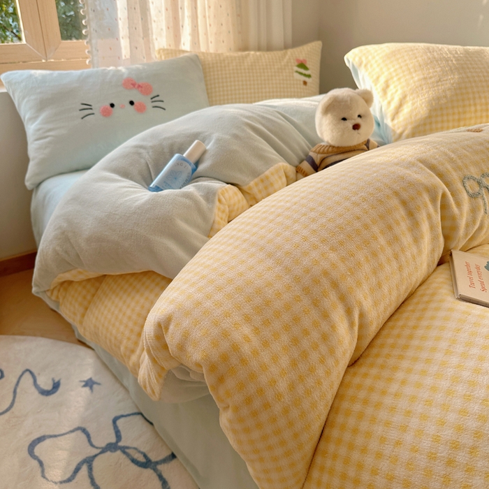 91家纺网 家纺一手货源 找家纺 顾里家纺 2025新款圣诞猫咪毛巾绣牛奶绒套件 黄圣诞猫