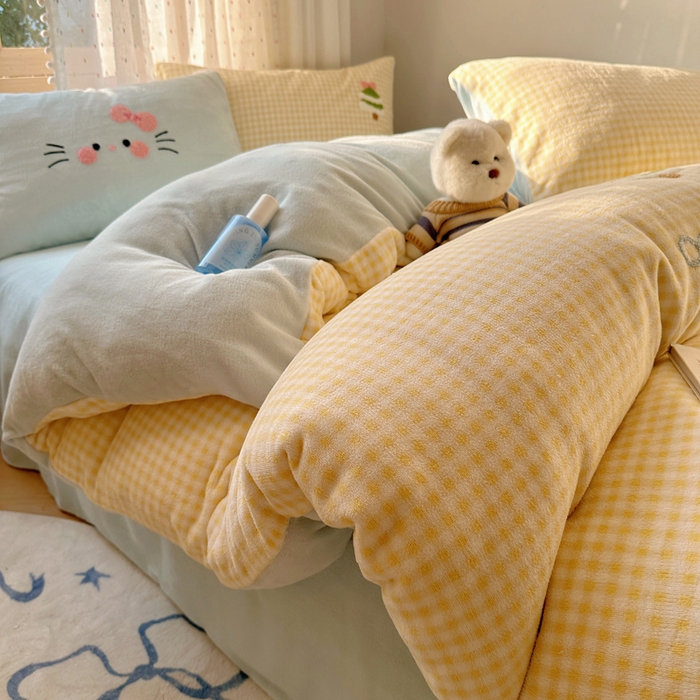 91家纺网 家纺一手货源 找家纺 顾里家纺 2025新款圣诞猫咪毛巾绣牛奶绒套件 黄圣诞猫