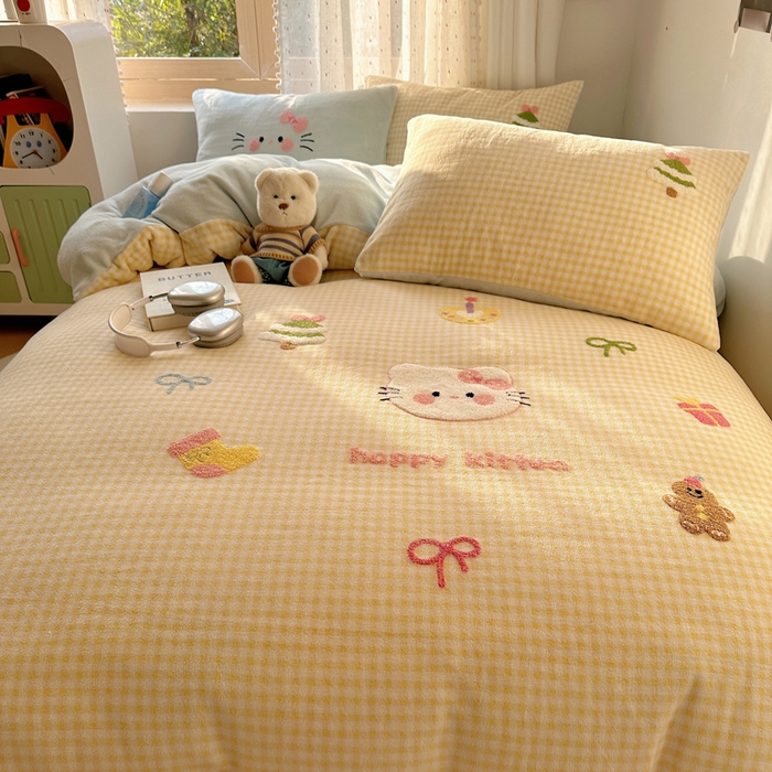 91家纺网 家纺一手货源 找家纺 顾里家纺 2025新款圣诞猫咪毛巾绣牛奶绒套件 黄圣诞猫