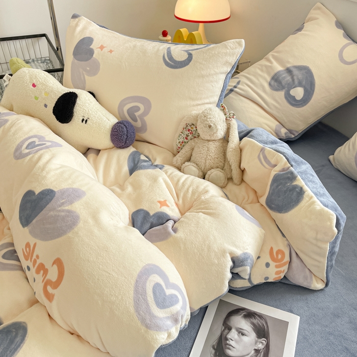 91家纺网 家纺一手货源 找家纺 玉海棠家纺 2025新款A类加厚牛奶绒印花四件套 蜡笔心