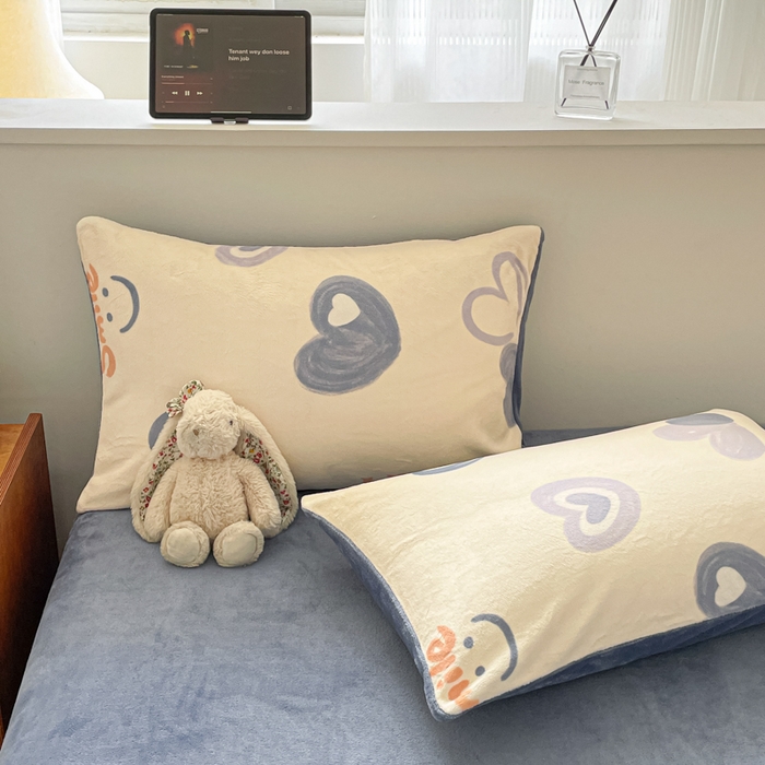 91家纺网 家纺一手货源 找家纺 玉海棠家纺 2025新款A类加厚牛奶绒印花四件套 蜡笔心