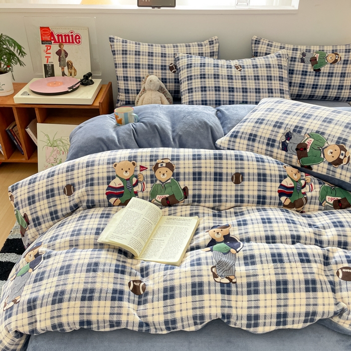 91家纺网 家纺一手货源 找家纺 玉海棠家纺 2025新款A类加厚牛奶绒印花四件套 蓝格英伦熊