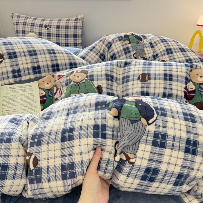 91家纺网 家纺一手货源 找家纺 玉海棠家纺 2025新款A类加厚牛奶绒印花四件套 蓝格英伦熊