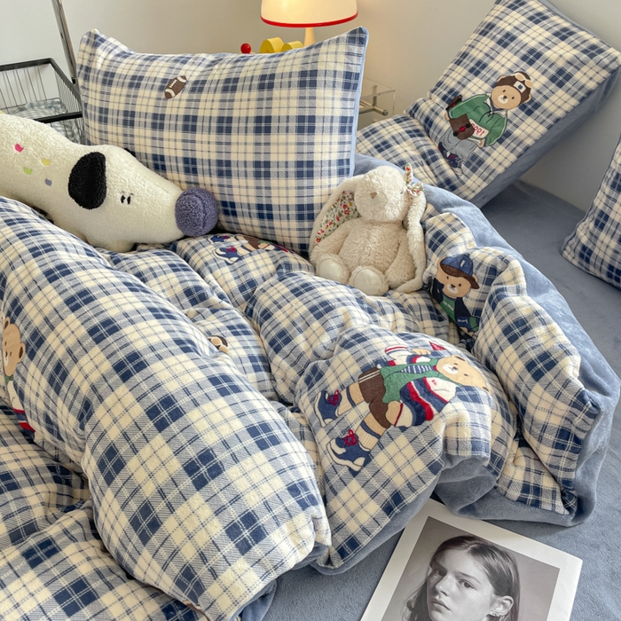 91家纺网 家纺一手货源 找家纺 玉海棠家纺 2025新款A类加厚牛奶绒印花四件套 蓝格英伦熊