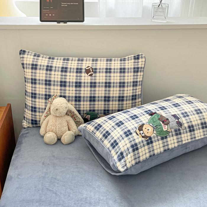 91家纺网 家纺一手货源 找家纺 玉海棠家纺 2025新款A类加厚牛奶绒印花四件套 蓝格英伦熊