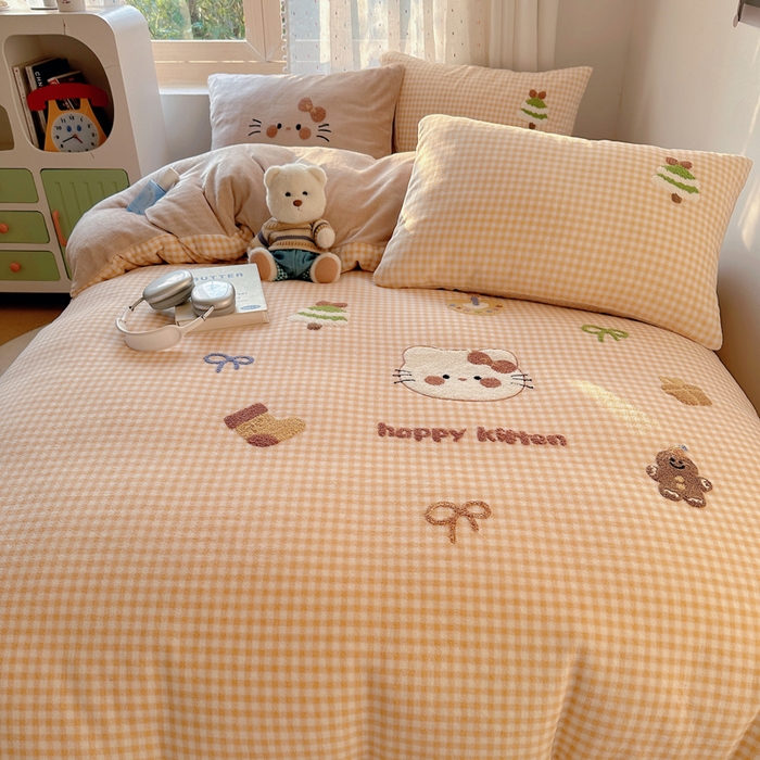 91家纺网 家纺一手货源 找家纺 顾里家纺 2025新款圣诞猫咪毛巾绣牛奶绒套件 咖圣诞猫