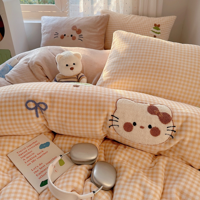 91家纺网 家纺一手货源 找家纺 顾里家纺 2025新款圣诞猫咪毛巾绣牛奶绒套件 咖圣诞猫